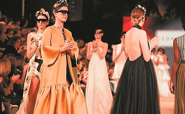 El carrusel final de uno de los desfiles más aplaudidos de Sophie et Voilà en el San Sebastián Moda Festival, Museo San Telmo.