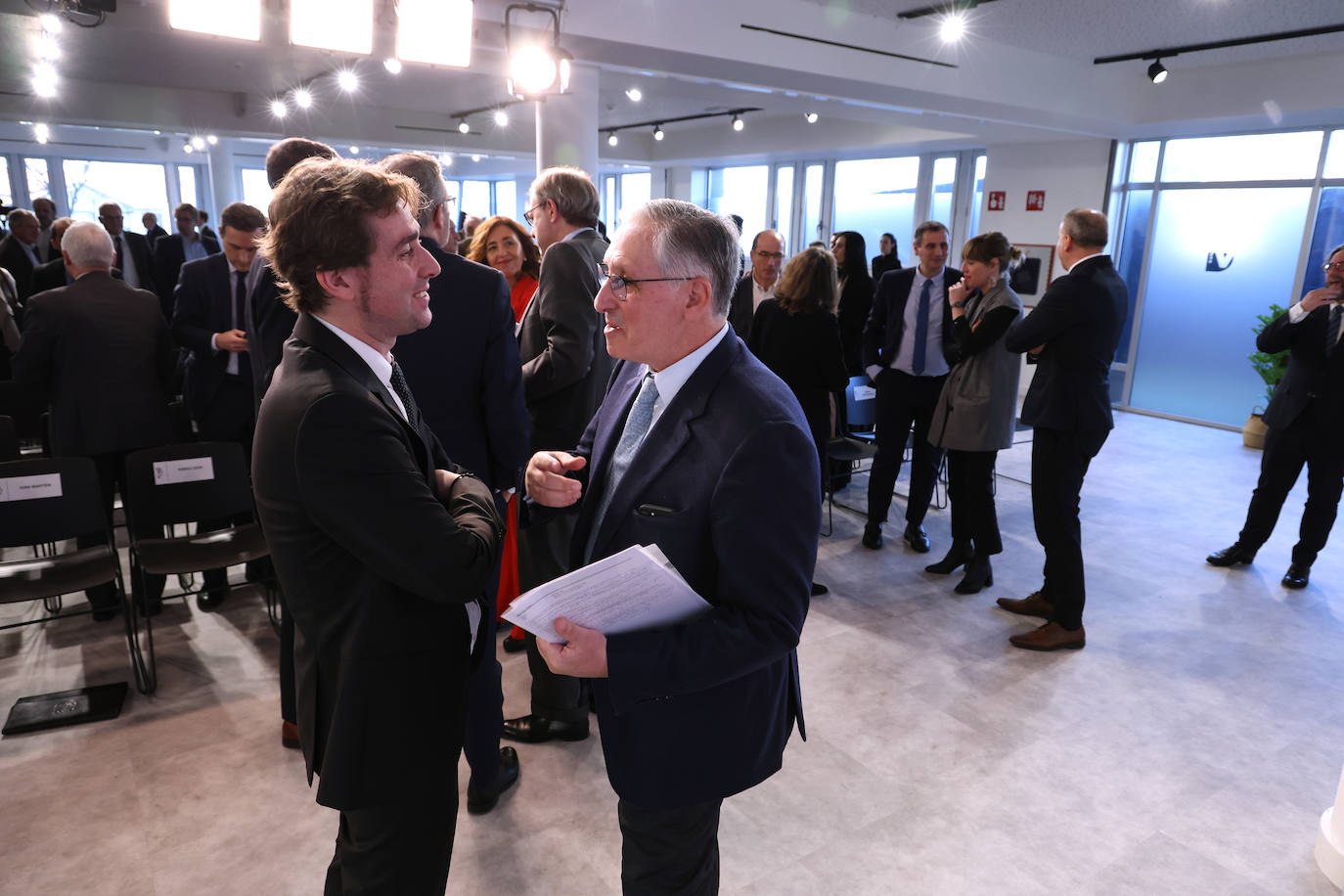 El director de El Diario Vasco, David Taberna, conversa con Iván Martén al inicio del foro en DV Gunea.