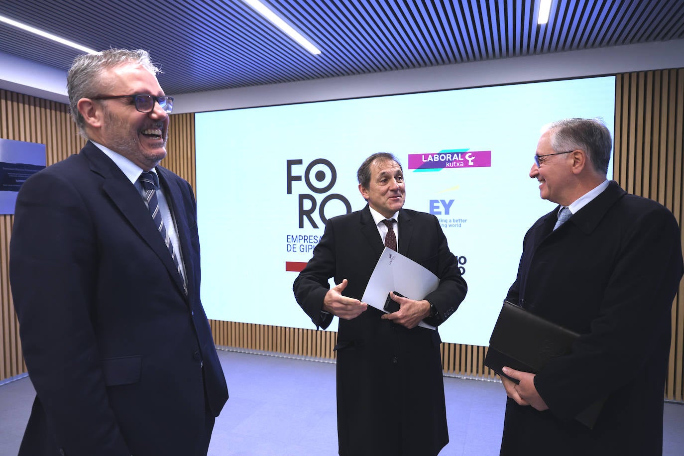 Iñigo Barrenechea (Director general de El Diario Vasco) con Txomin García (presidente de Laboral Kutxa) y el ponente, Iván Martén.