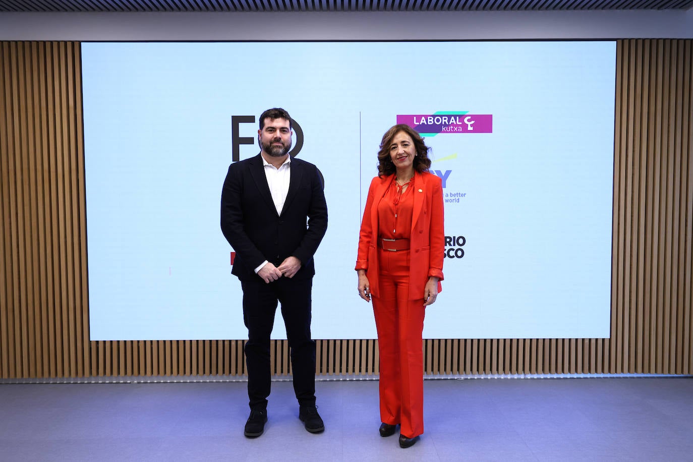 Olatz Garamendi (Consejera de Gobernanza del Gobierno Vasco), junto a su director de gabinete.
