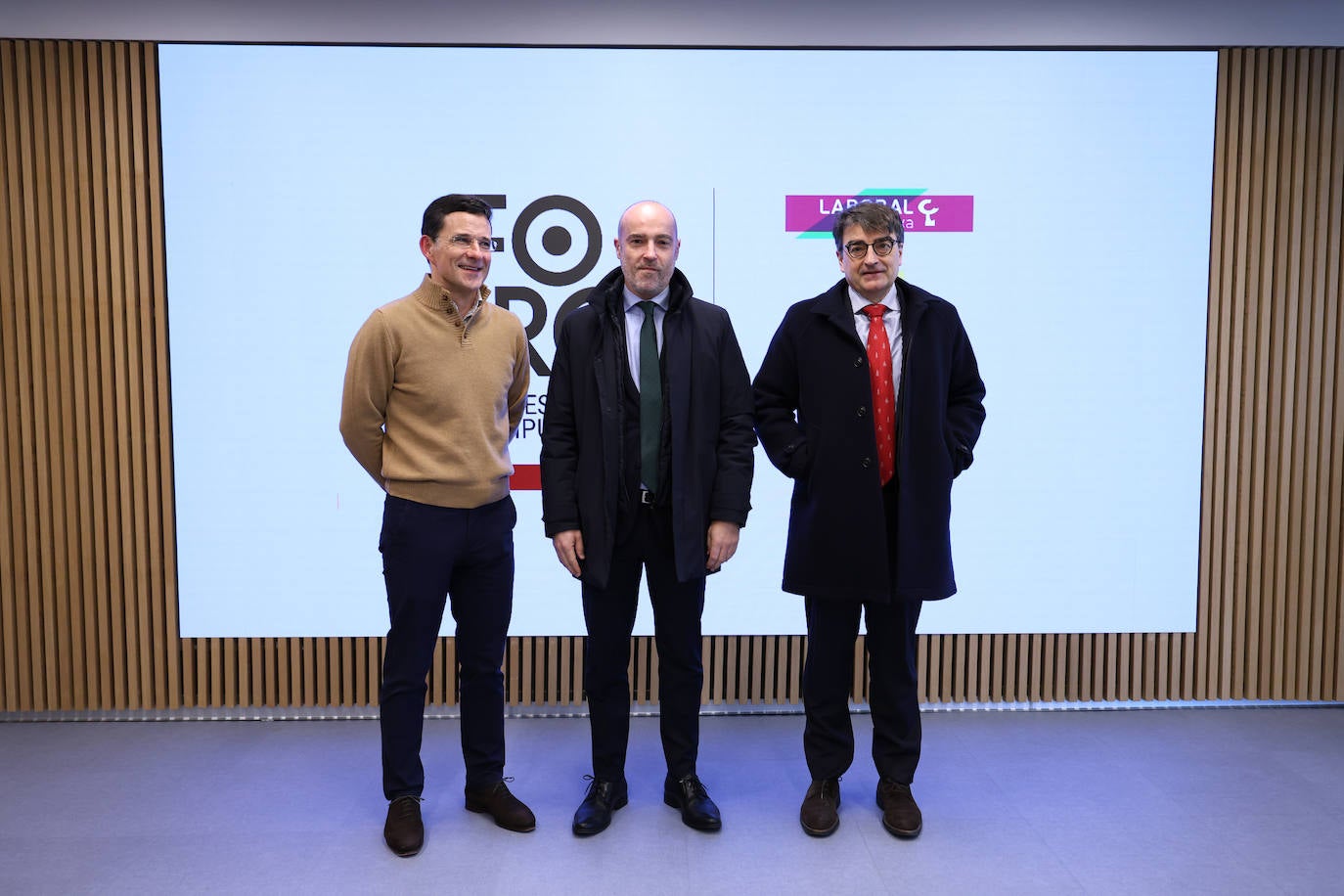 Gustavo Pego, director de Emprendimiento de la Universidad de Navarra, con el presidente de la Cámara de Comercio de Gipuzkoa, Mauri Arregui, y el director general, Javier Zubía.