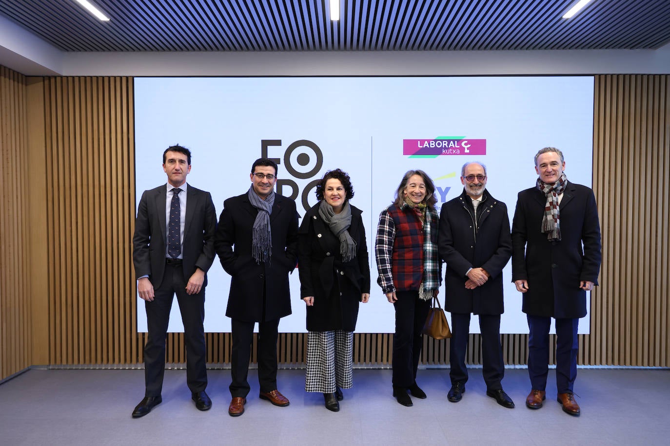 Mikel Martínez (Burdinola), Paul Lizeaga (Adegi), Ainhoa Aizpuru (BIC Gipuzkoa), Marisol Garmendia (PSE de Donostia), el presidente de Adegi, Eduardo Junkera, y el secretario general, Josemi Ayerza.