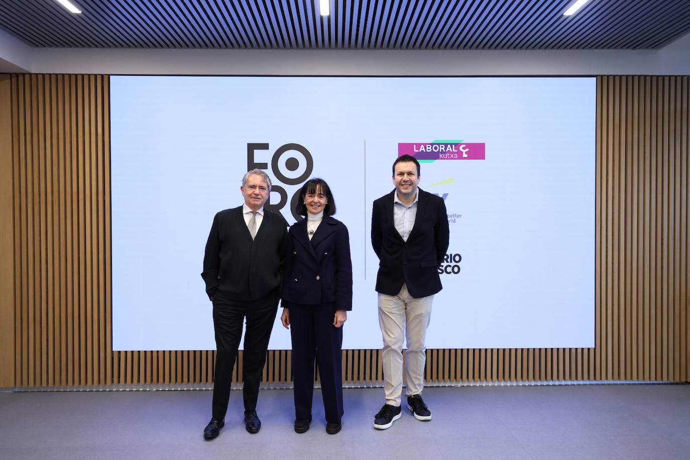 Emiliano López Atxurra (presidente de Petronor), Virginia Knörr (VK) y Jorge Sainz (jefe de Economía de DV).