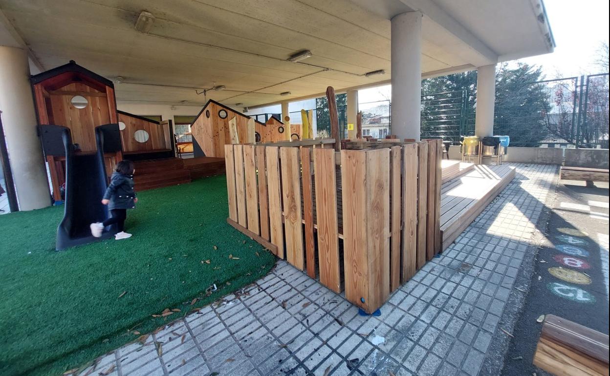 Una zona del renovado patio de recreo destinado a los alumnos de Educación Infantil de Karmengo Ama Ikastetxea. 