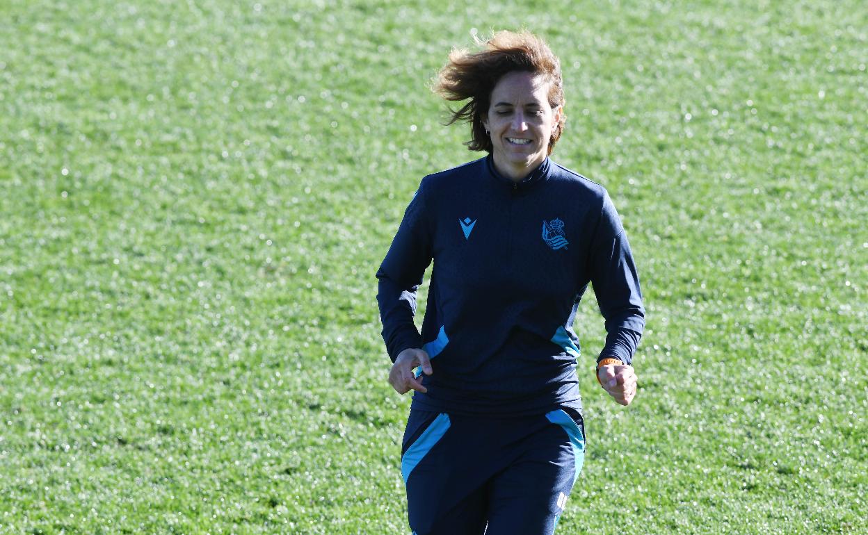 Natalia Arroyo, feliz durante un entrenamiento en Zubieta 