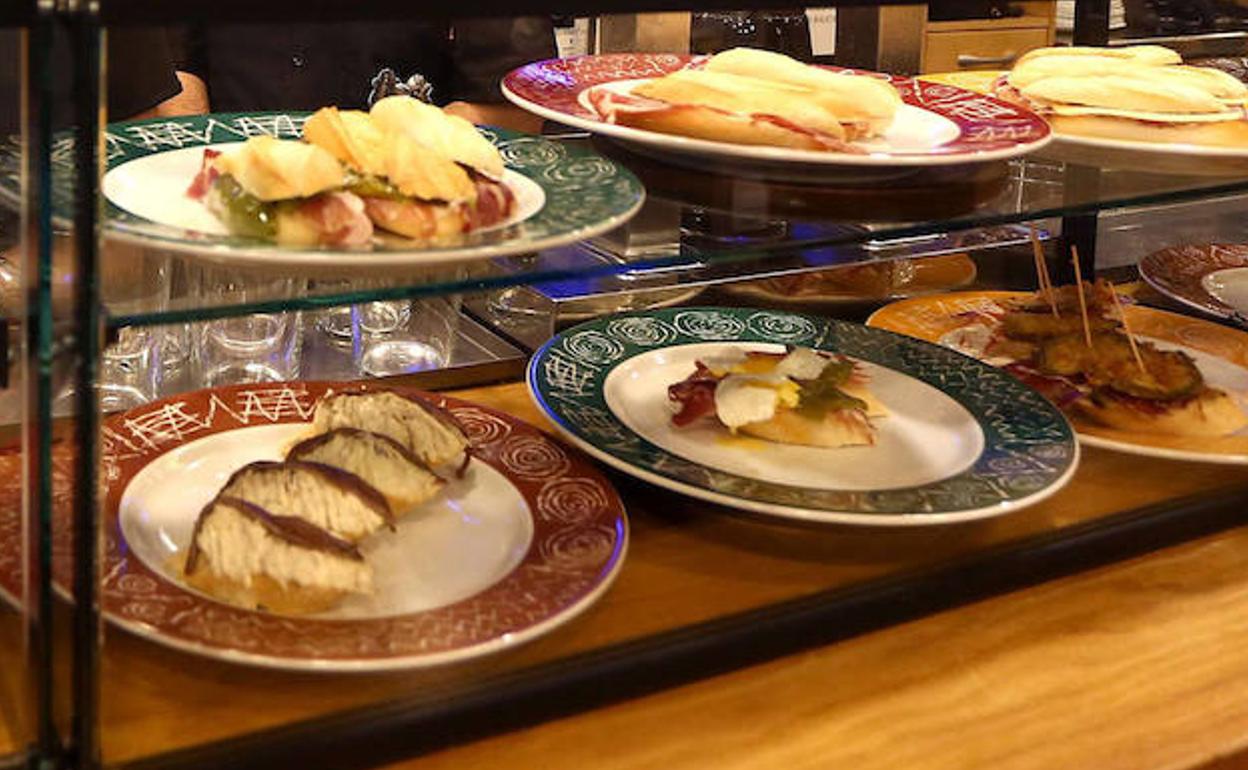 Pintxos en un restaurante de la Parte Vieja de San Sebastián. 