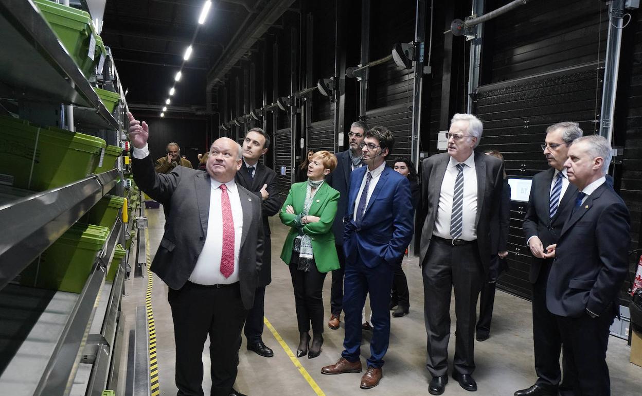 El lhendakari, Iñigo Urikullu, durante su visita al nuevo almacén. 