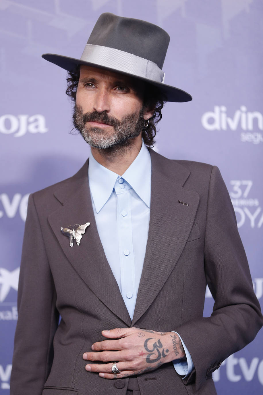 El cantante Leiva seleccionó un 'total look' de la colección crucero 2023 de Gucci y sombrero de Nick Fouquet. Súper 'cool'