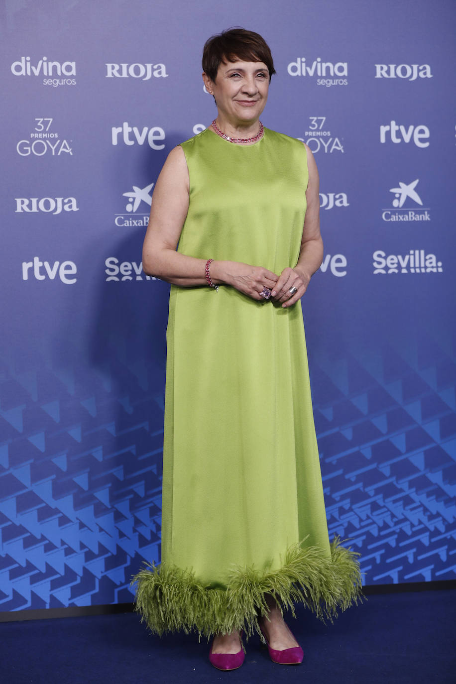 Blanca Portillo fue de las pocas que optó por un vestido verde de satén tobillero con plumas de Carolina Herrera, a contraste con los salones en buganvilla. Siempre singular y rompedora