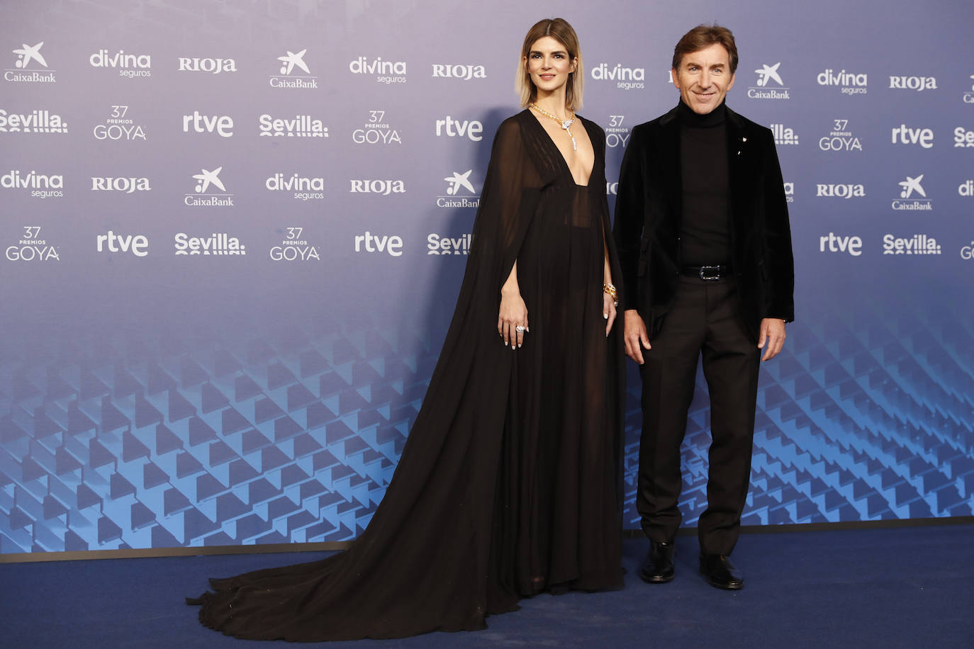 Clara Lago y Antonio de la Torre, presentadores de la gala, lucieron sobre la 'blue carpet' un 'total look' de lo más conjuntado. Lago escogió un vestido negro con sutiles transparencias, capa y prunciado escote en V de Dior; zapatos de Aquazzura y joyas de Bvlgari. De la Torre, por su parte, llevó un traje de Un Toque de Sastre, y reloj y alfiler de Cartier