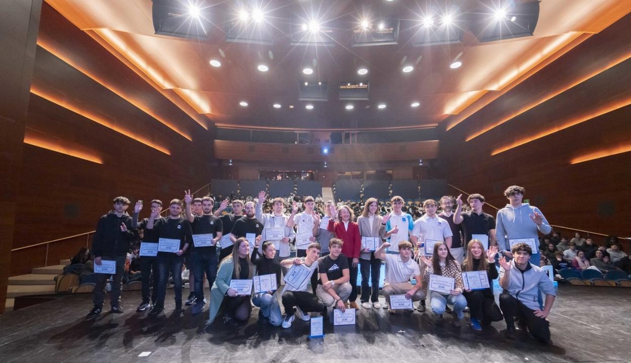 Representantes de centros escolares finalistas que también recibieron sus diplomas. 