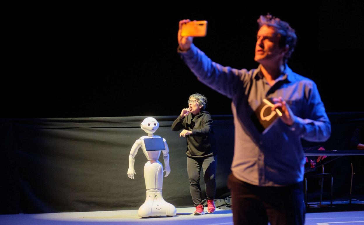 Un robot, en una sesión infantil del último Zinemaldia en el Velódromo. 