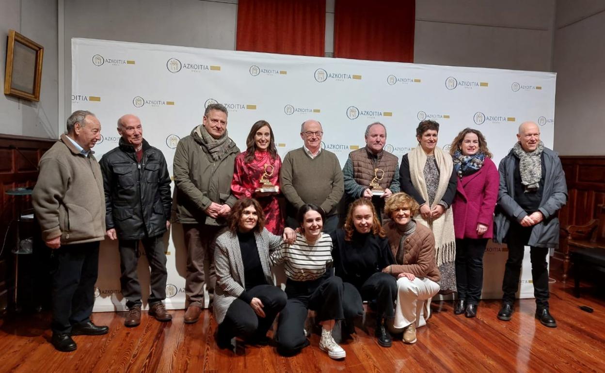 Maite Lopez Las Heras eta Juan Ramon Alberdi, bere sariekin, udal ordezkariekin eta antolakuntzako kideekin eta Bizkargi Musika Eskolako bi piano-joleekin, sari banaketa eta gero. 