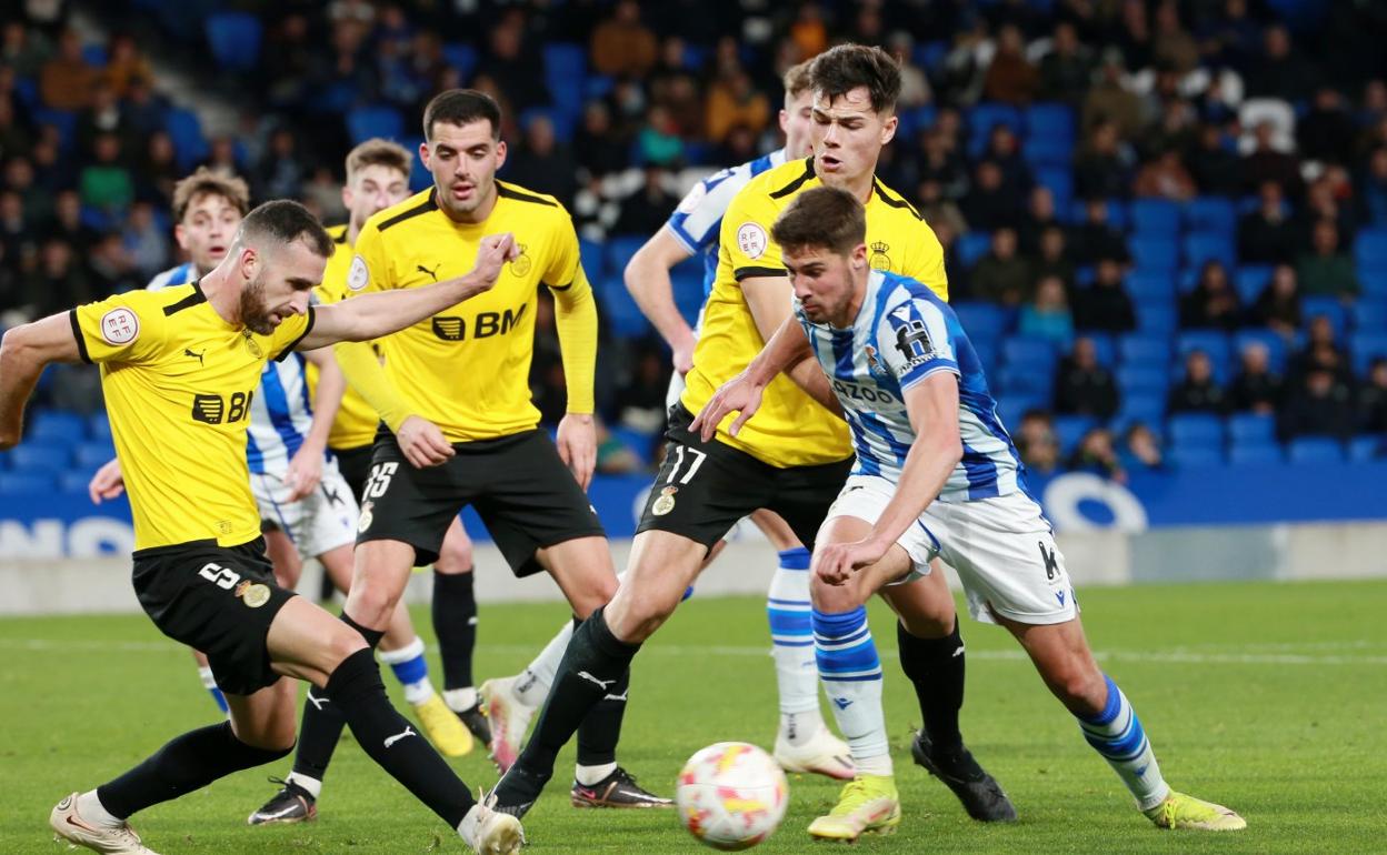Martón, un incordio para la zaga unionista toda la tarde, rodeado por Iván Pérez, Julen Azkue y Antonio Espigares. 