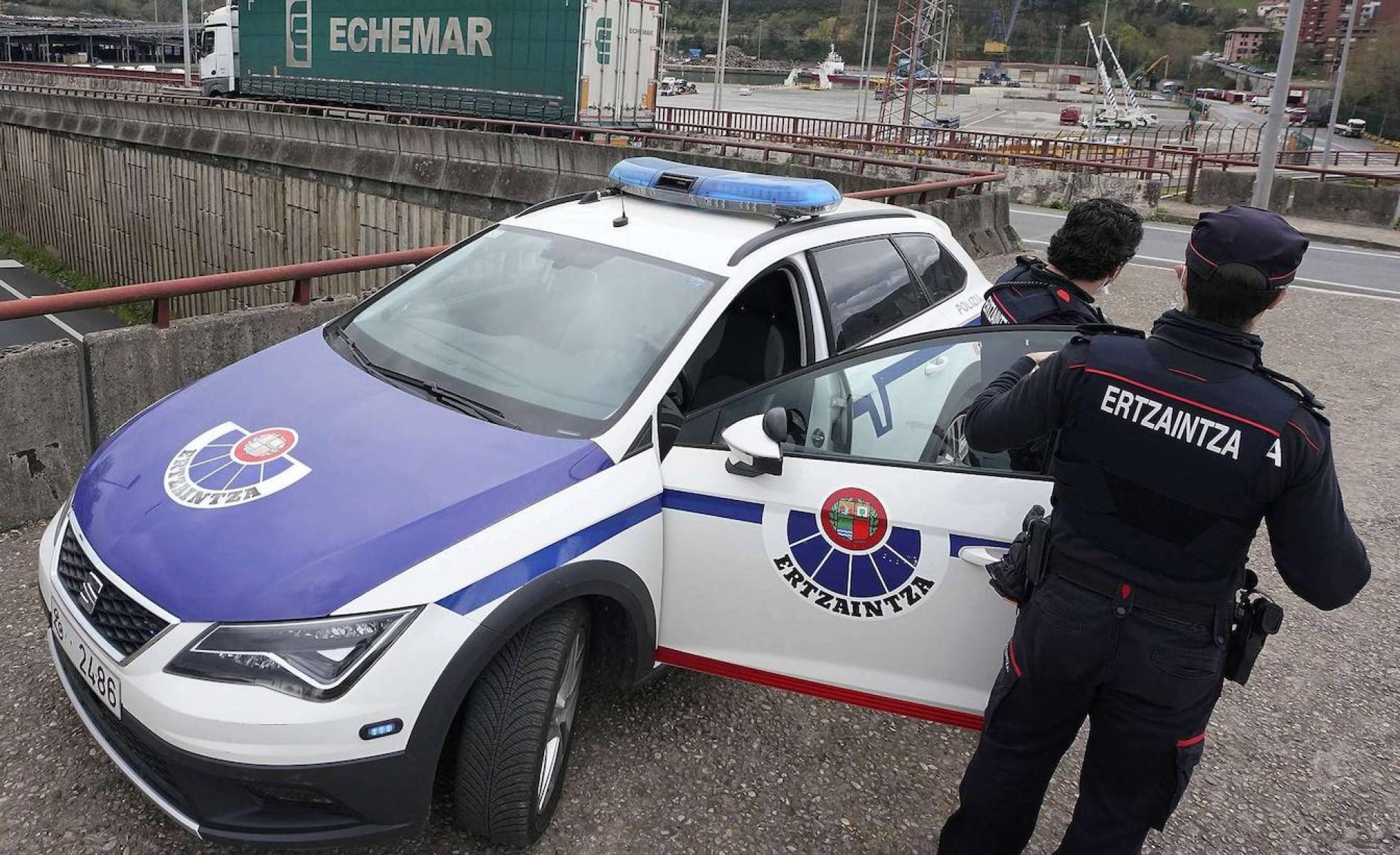 Una patrulla de la Ertzaintza, en un control en Pasaia.