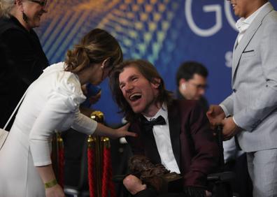 Imagen secundaria 1 - Telmo Irureta es felicitado por su tía la actriz Elena Irureta y por compañeros.