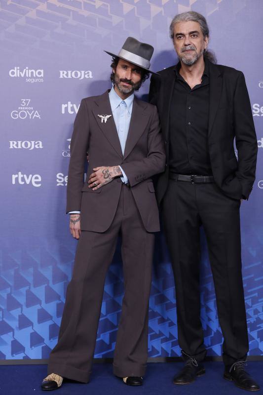 Leiva, un chico Gucci con sombrero de Nick Fouquet. El cantante estaba estupendo fiel a su reconocible estilo. No lo estaba tanto el director de cine Fernando León de Aranoa.