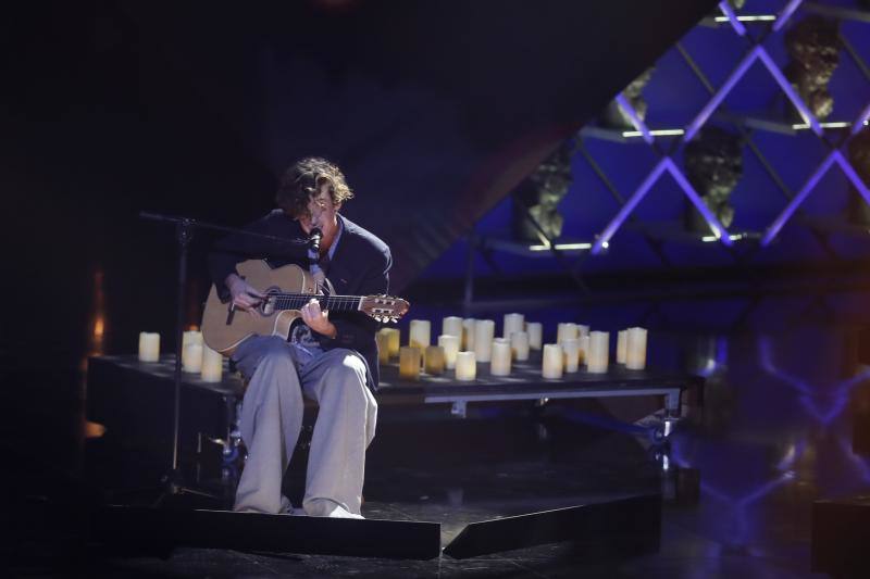 El cantante Álvaro de la Fuente, conocido como 'Guitarrricadela fuente', durante su actuación. 