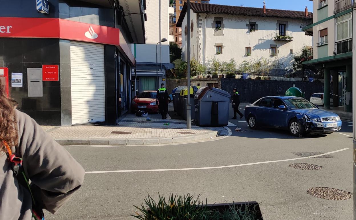 El vehículo azul colisionó contra los contenedores de basura y el turismo rojo del fondo.