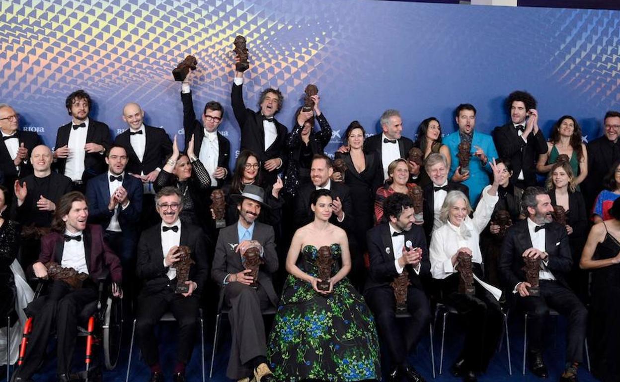 Todos los premiados en la foto de familia de los Goya.