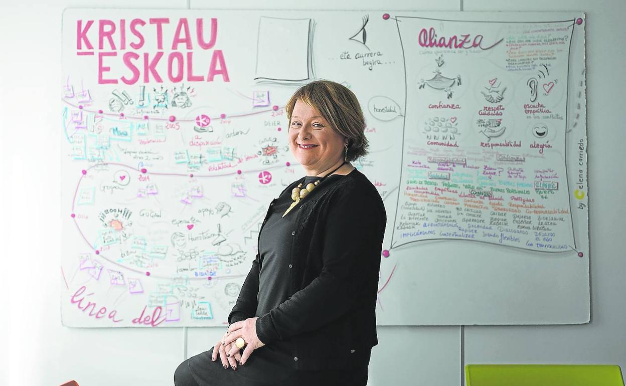 María Eugenia Iparragirre posa en la sede de Kristau Eskola, en San Sebastián. 