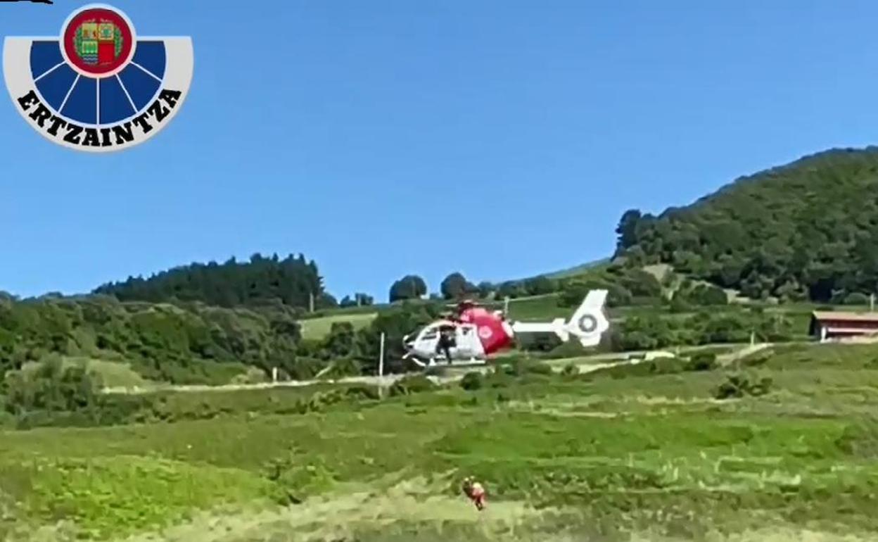 Rescatan en helicóptero a una montañera de 63 años accidentada en la zona de Arlaban