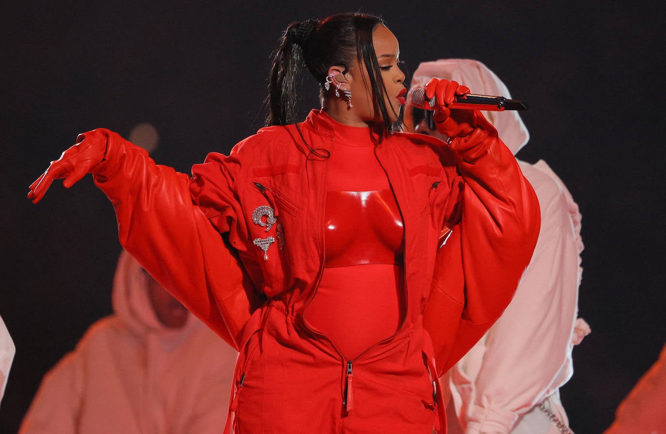 Rihanna actúa durante el descanso de la Super Bowl que midió a los Philadelphia Eagles con los Kansas City Chiefs.