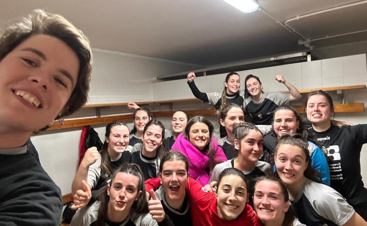 Las jugadoras volvieron a celebrar un nuevo triunfo que les mantiene como líderes en Liga Vasca. 