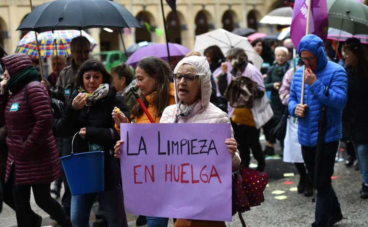 Alrededores Patriótico carrete Las mujeres cobran 5.914 euros menos al año que los hombres en Euskadi | El  Diario Vasco