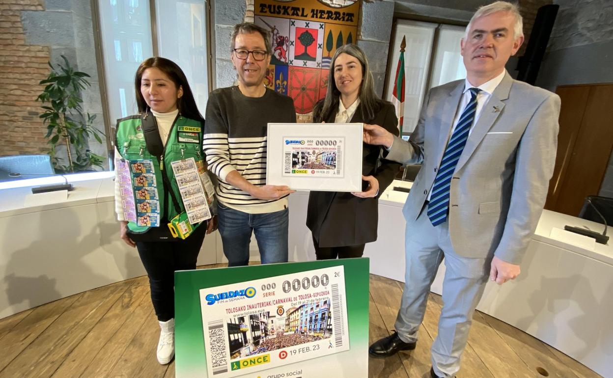 Responsables de la ONCE y del Ayuntamiento, este lunes, durante la presentación del cupón. 