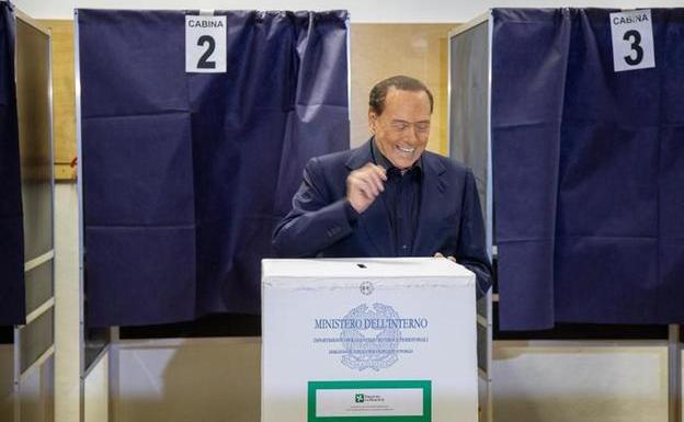 Silvio Berlusconi casting his vote this Sunday in the regional elections in Lombardy