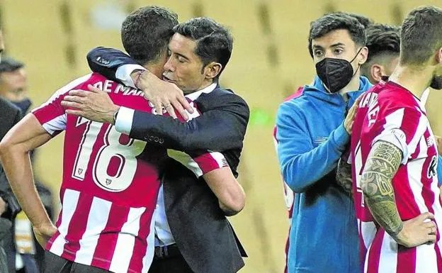 Marcelino consoles De Marcos and Zarraga Iñigo after losing to Real. 