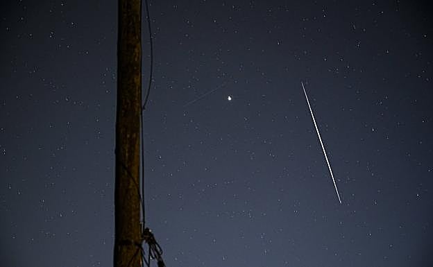 Los satélites de Elon Musk (Starlink), a su paso por Tolosa este lunes.