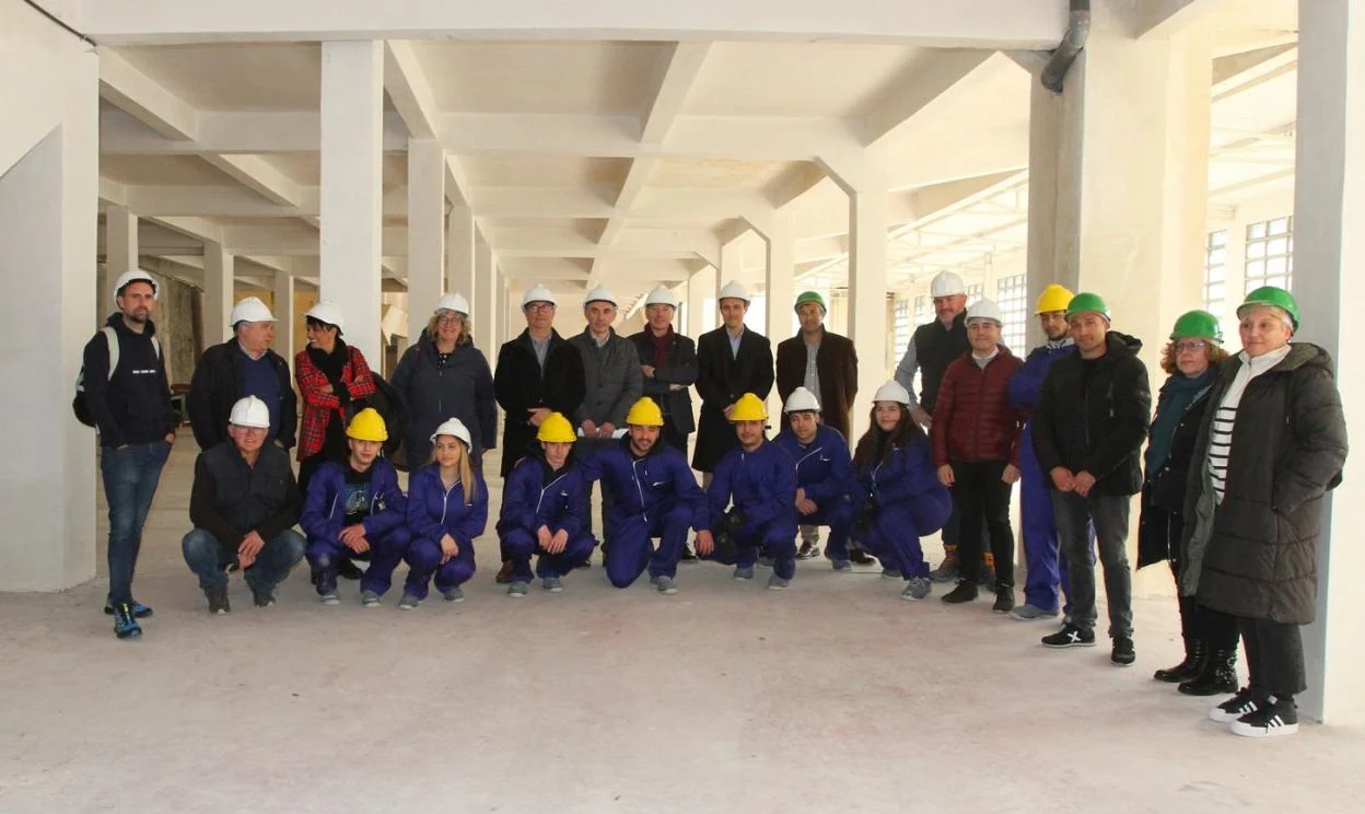 Representantes institucionales junto a los profesores y los primeros alumnos del nuevo centro de inserción sociolaboral de Soraluze. 