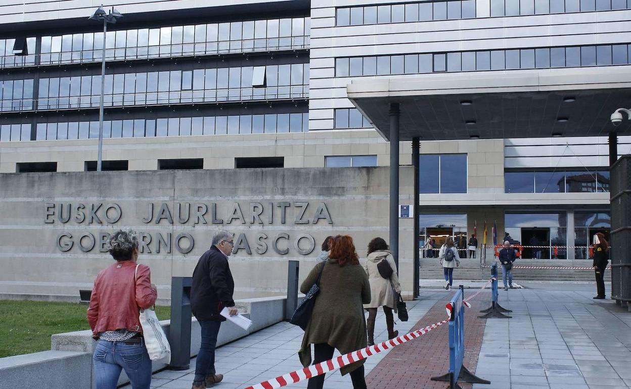 Funcionarios del Gobierno Vasco, entrando a su puesto de trabajo.