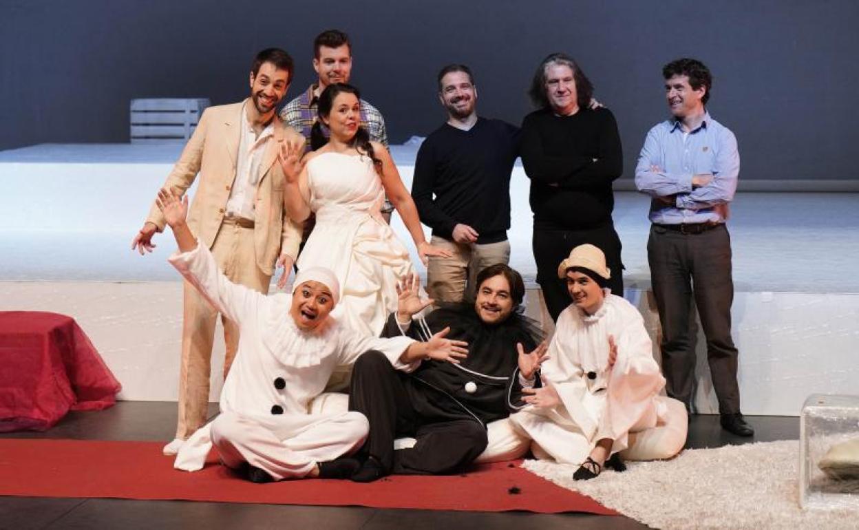 Los solistas y directores de escena de la ópera 'Pagliacci', durante la presentación de la producción. 