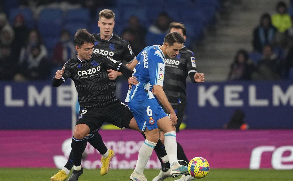 Zubimendi encima a Denis Suárez.