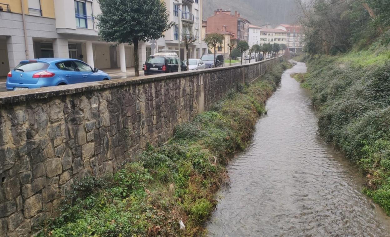 Vista del muro que protege al barrio de Garagartza del río Kilimon. 