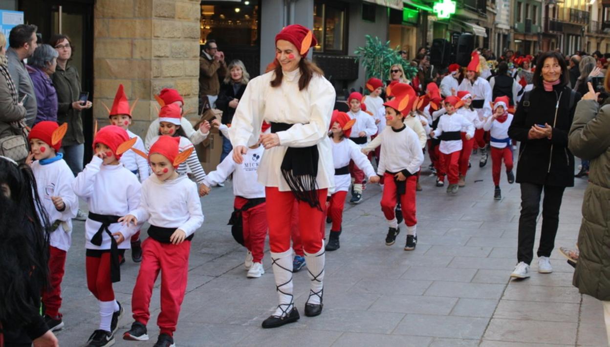 Antoniano ikastetxeko euskal mitologiako pertsonaiak Musika Plazan.