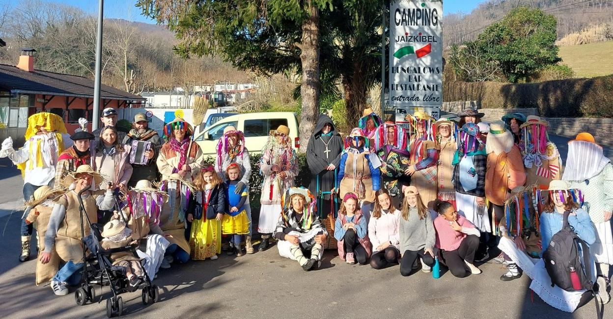 El grupo de Mairuak de Emeki visitó ayer por la mañana una decena de caseríos. 