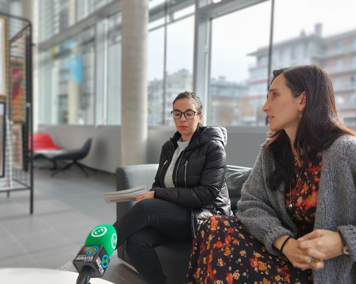 Aitziber Iratzoki y Miren Echeveste, técnica y delegada de Igualdad, presentaron la nueva edición de la Escuela de empoderamiento. 