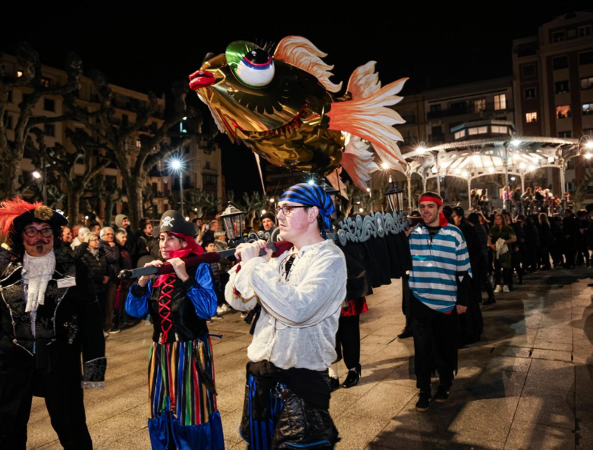 Piratas sardinerosLa sardina, vestida de carpín dorado, se paseó en hombros de rudos asaltantes de los mares.p