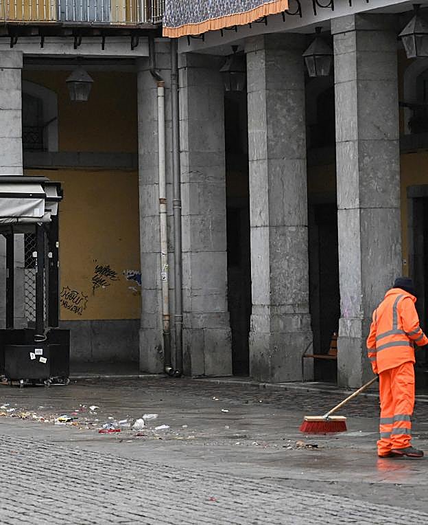 Dos imágenes correspondientes a la ardua labor de limpieza que se llevó ayer a cabo, Miércoles de Ceniza, tras la vorágine carnavalera vivida estos días en Tolosa. 