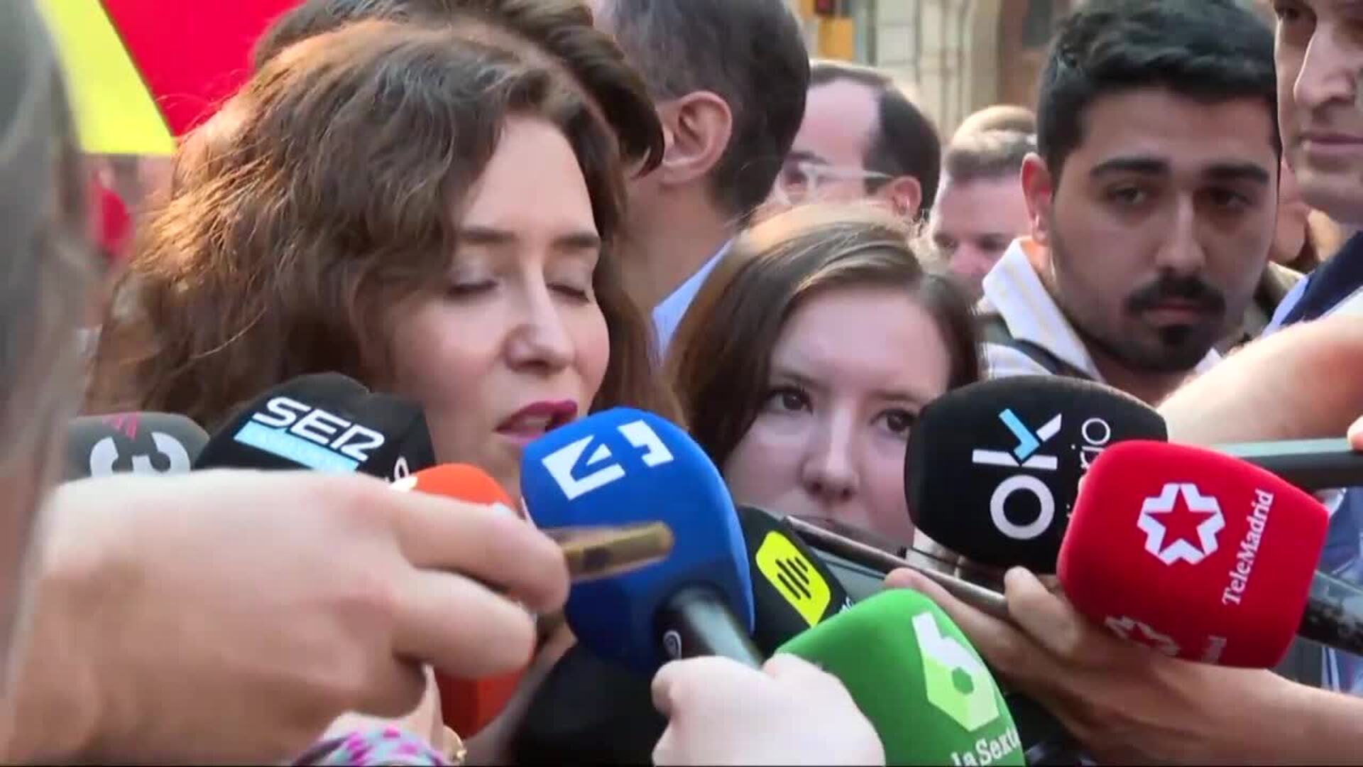 Miles de manifestantes protestan en Barcelona contra la amnistía y gritan 'Puigdemont, a prisión'