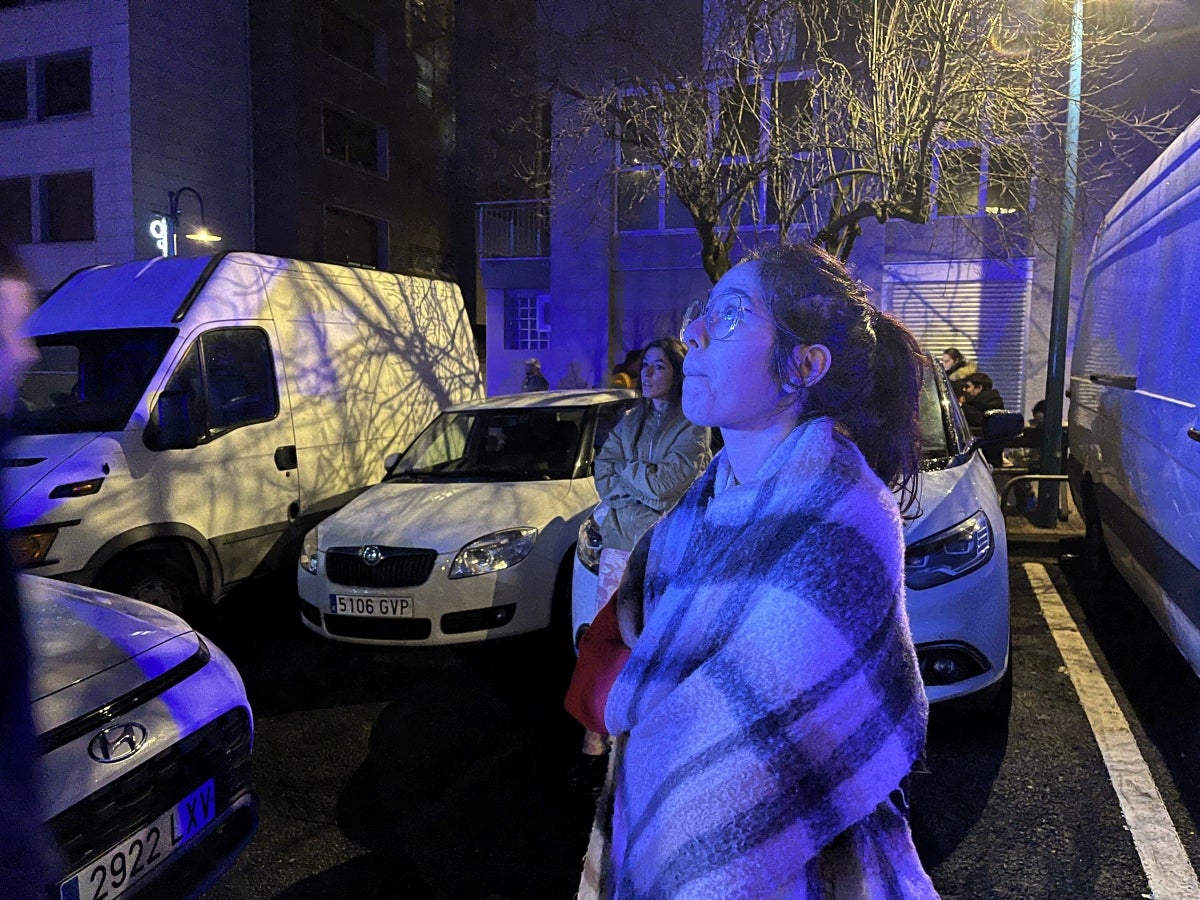 Incendio en una torre de viviendas de Errenteria por un cohete