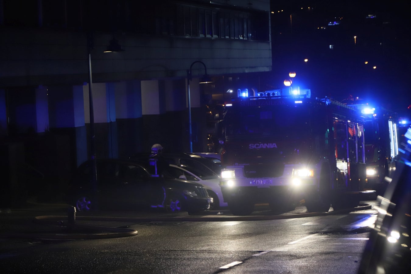 Incendio en una torre de viviendas de Errenteria por un cohete