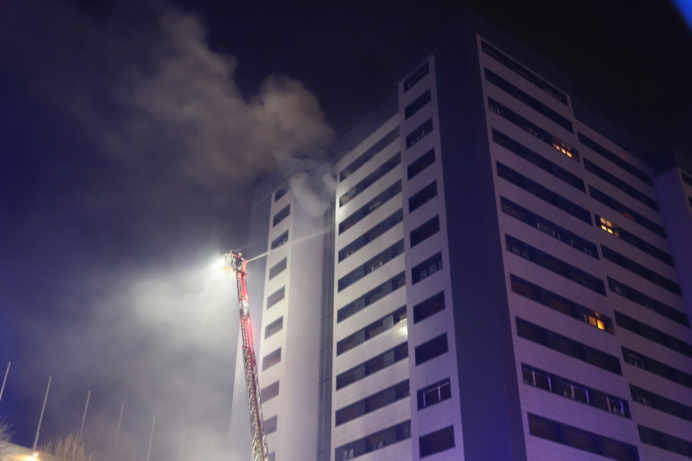 Incendio en una torre de viviendas de Errenteria por un cohete