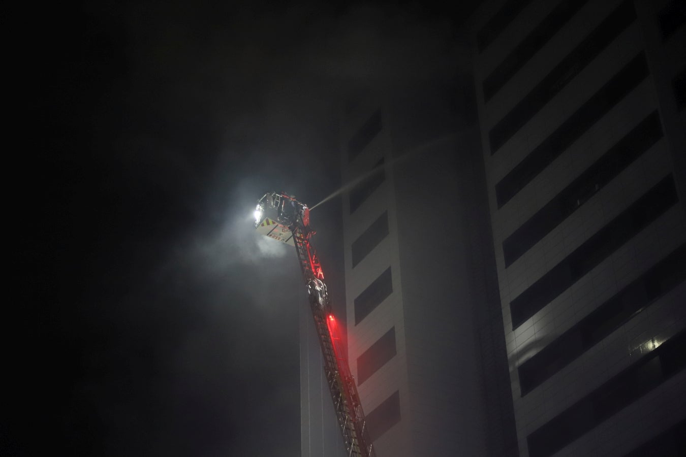 Incendio en una torre de viviendas de Errenteria por un cohete