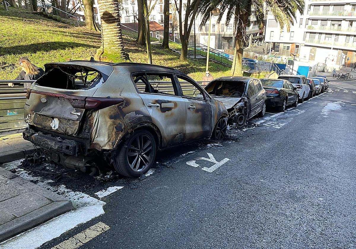 Los dos coches calcinados en Amara Viejo, San Sebastián.