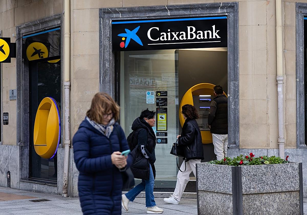 Imagen de la sucursal que sufrió el robo en el centro de Irun.